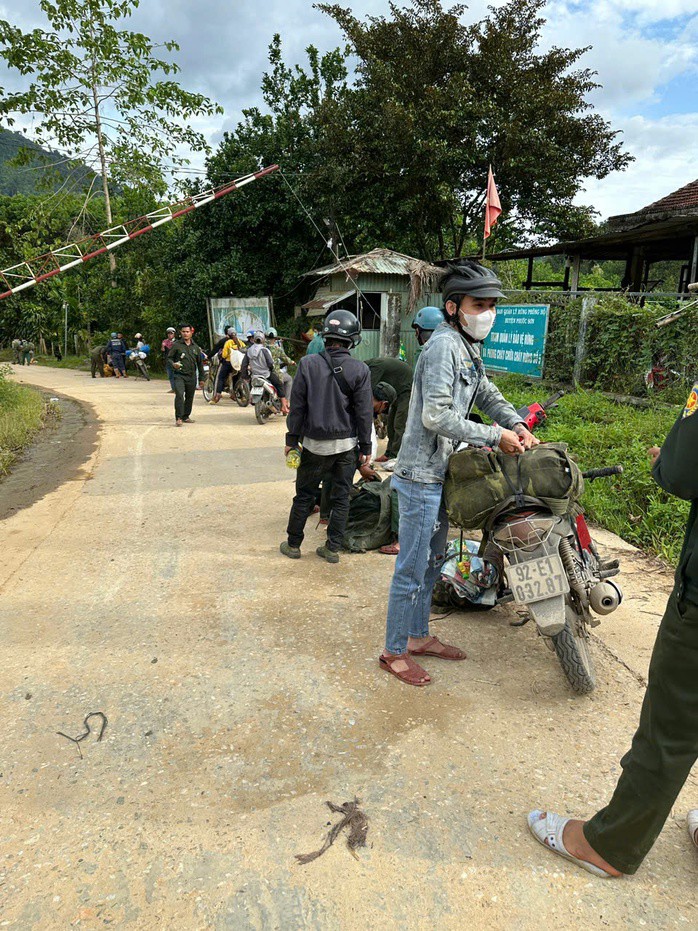 Cả ngàn người ở Đà Nẵng vào rừng nhặt thứ hạt rơi từ trên trời xuống, thu tiền triệu - 14