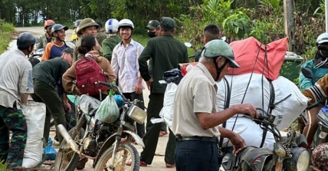 Cả ngàn người ở Đà Nẵng vào rừng nhặt thứ hạt r...