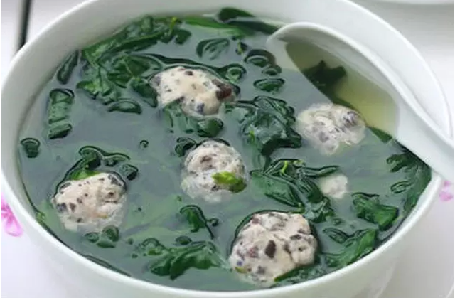 Canh rau bí nấu giò sống