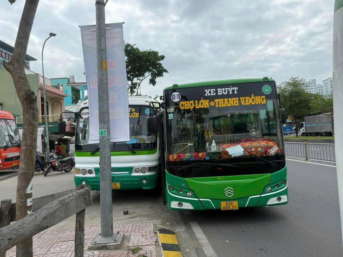 Hai xe buýt chèn nhau khiến 1 chiếc văng lên vỉa hè
