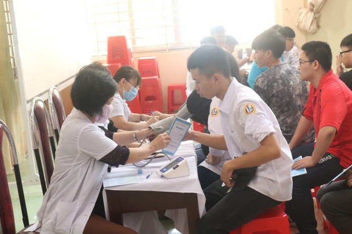 Mức đóng BHYT của học sinh, sinh viên giảm mạnh từ ngày 1-7. Ảnh minh hoạ