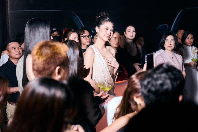 Hoa hậu Phương Linh trở thành tâm điểm chú ý khi xuất hiện tại buổi ra mắt một dòng xe điện.