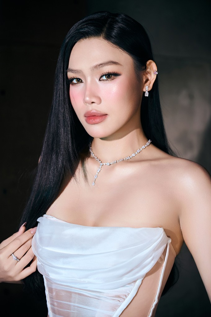 Á hậu Cẩm Ly sinh năm 2003, vừa hoàn thành bằng cử nhân tại Đại học Khoa học Xã hội Nhân văn TP HCM. Cô cao 1,73 m, số đo ba vòng 83-61-97 cm.