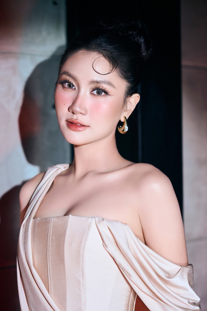 Phương Linh sinh năm 1999, từng là du học sinh tại Mỹ và làm việc cho một công ty công nghệ trước khi đăng quang Hoa hậu Hoàn vũ Việt Nam 2025. Cô cao 1,75 m; có số đo hình thể 87-65-91 cm.