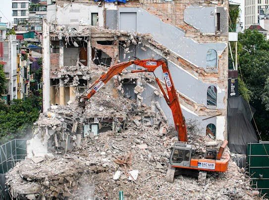 Hiện nay, công trường phá dỡ còn tồn tại 2 trạm biến áp, hiện cũng đã hoàn thành các thủ tục di dời.