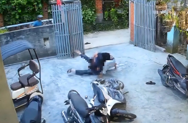 Hình ảnh cắt từ video ghi lại sự việc tối 11/7.