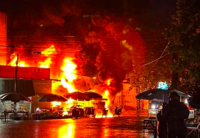 Ngọn lửa bốc cháy dữ dội. Ảnh: M.X.H