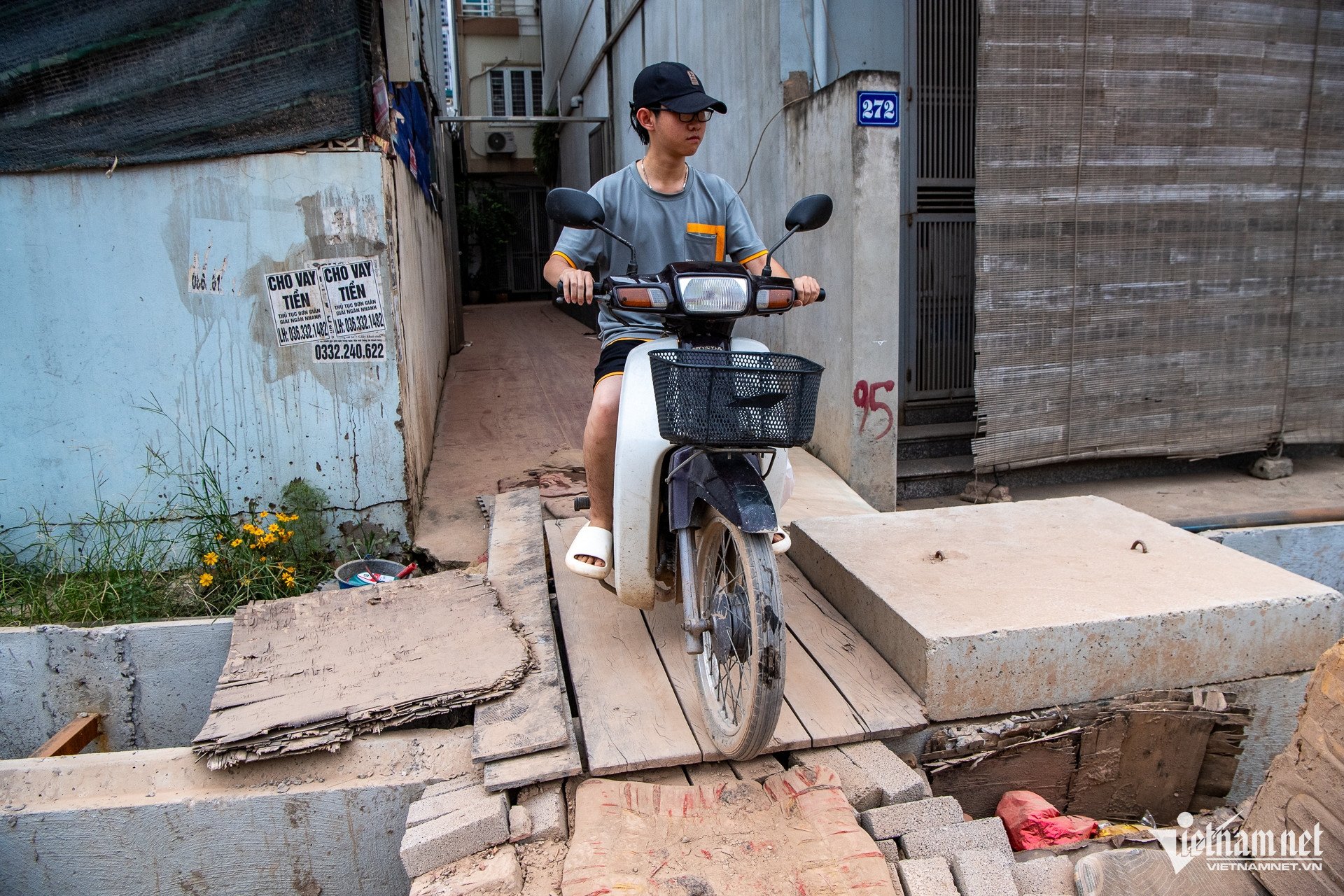 Hà Nội: Đường cải tạo cao hơn nền nhà cả mét, người dân phải bắc ván để đi lại - 6