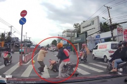 Clip: Đâm người phụ nữ ngã sõng soài, thanh niên đi xe máy bị  dằn mặt  tại chỗ