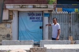 Hà Nội: Đường cải tạo cao hơn nền nhà cả mét, người dân phải bắc ván để đi lại