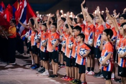 Câu chuyện phía sau đêm khai mạc giải bóng đá rực rỡ
