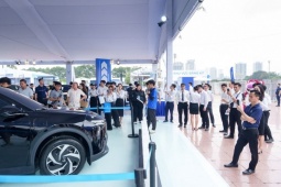 VinFast Limo Green khiến khách Việt mê mẩn tại sự kiện “Thu xăng - Đổi điện”