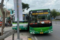 CLIP: Hai xe buýt rượt đuổi, ép nhau văng lên vỉa hè