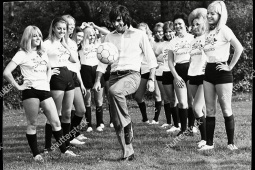 Huyền thoại & góc khuất George Best: "Dân chơi" khét tiếng với biệt tài sưu tầm hoa hậu