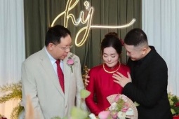 Ở vậy suốt 25 năm, mẹ được con trai gả đi ở tuổi 53 làm nhiều người xúc động