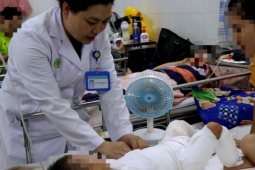 Xúc động mẹ hiến da đùi phủ ghép cho con bị phỏng nguy kịch