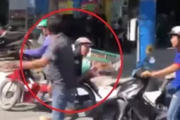 [CLIP] Tài xế ô tô tải và xe máy  choảng nhau  sau va quẹt trên đường