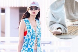 Jennie gây sốt khi mặc hở nội y,  ' đi chân đất '  ra sân bay