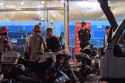 Khống chế nhóm người chống đối CSGT kiểm tra nồng độ cồn