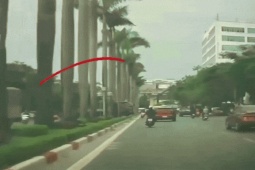 Phạt nặng tài xế điều khiển xe tải  ' trèo '  qua dải phân cách đường Lê Đức Thọ
