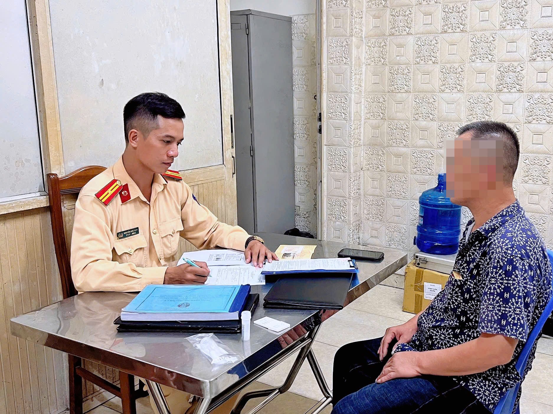 Phạt nặng tài xế điều khiển xe tải &#39;trèo&#39; qua dải phân cách đường Lê Đức Thọ - 2