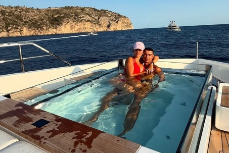 Bạn gái Ronaldo tình tứ bên CR7: Khoe dáng bốc lửa, đeo nhẫn kim cương "khổng lồ"