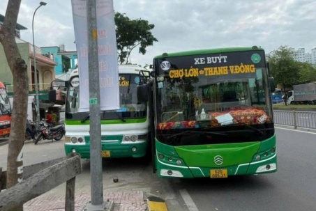 CLIP: Hai xe buýt rượt đuổi, ép nhau văng lên vỉa hè