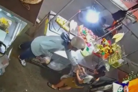 Bé gái 11 tuổi bị dàn cảnh lấy tiền khi bán hàng một mình
