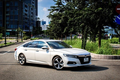 Honda Accord giảm giá kỷ lục lên đến 280 triệu đồng