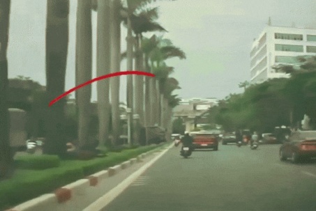 Phạt nặng tài xế điều khiển xe tải 'trèo' qua dải phân cách đường Lê Đức Thọ