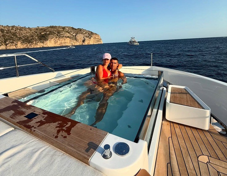 Georgina và Ronaldo đang tận hưởng kỳ nghỉ hè&nbsp;trên một du thuyền sang trọng