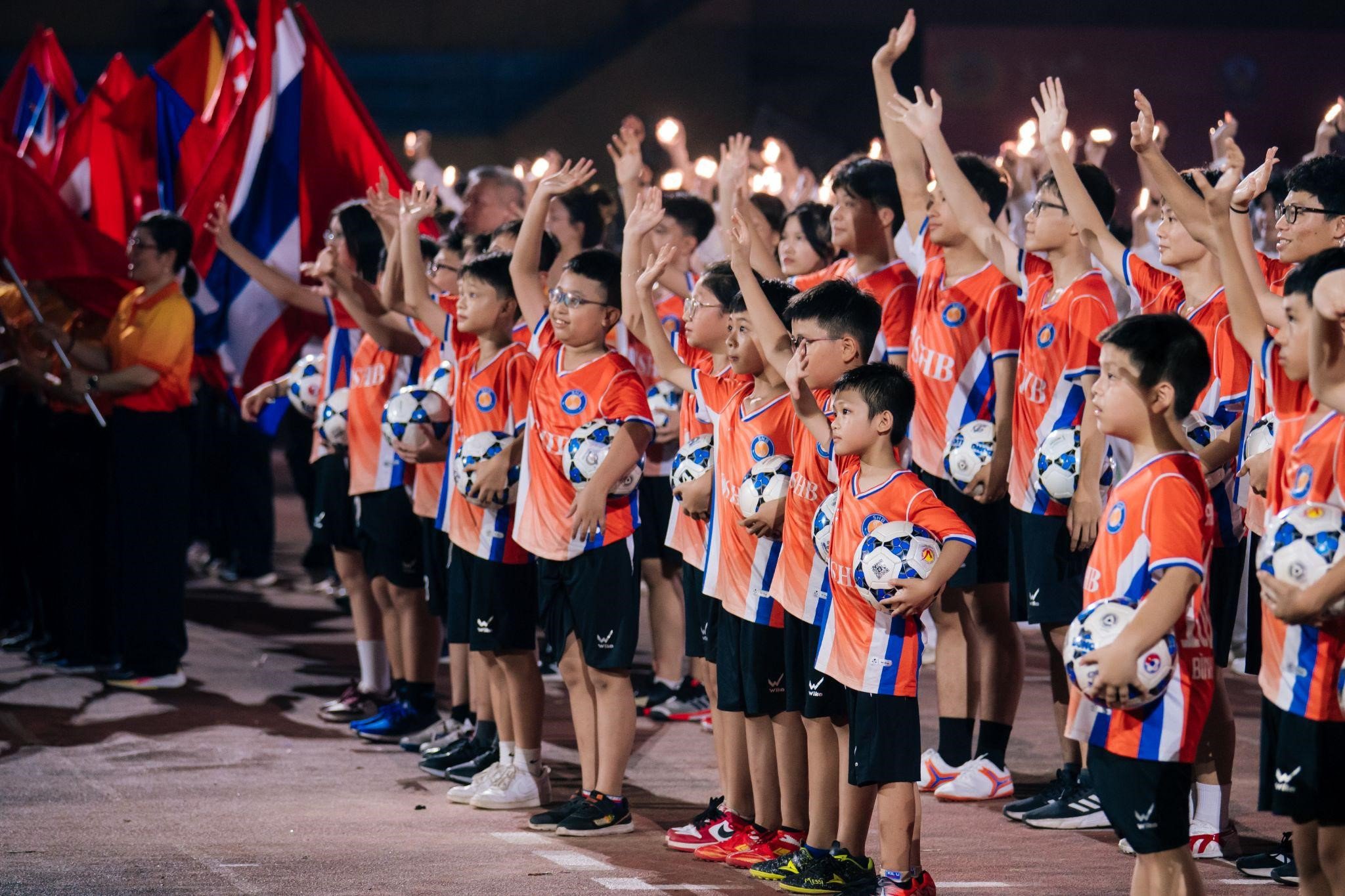 Các em nhỏ trong chương trình đào tạo bóng đá SHB FC Academy tại lễ khai mạc