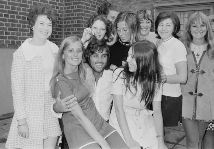 George Best là&nbsp;hiện thân của sự quyến rũ, luôn thích vây quanh bởi những bóng hồng