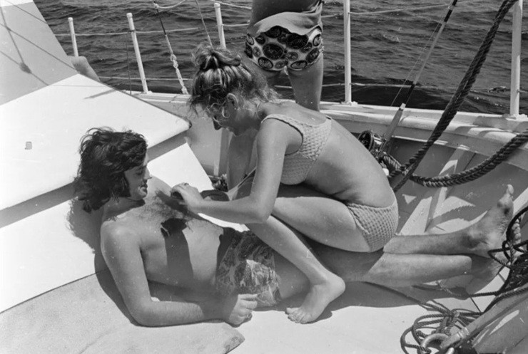 George Best tận hưởng cuộc sống trên biển với bạn gái vào năm 1972