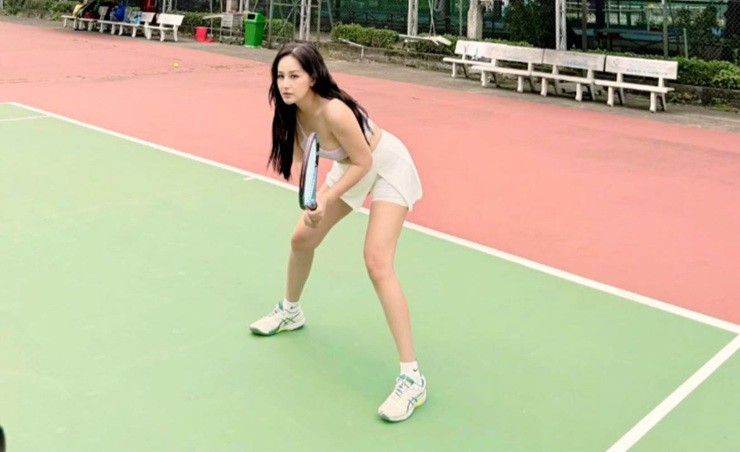 Mai Phương Thúy được biết đến là người đam mê tennis