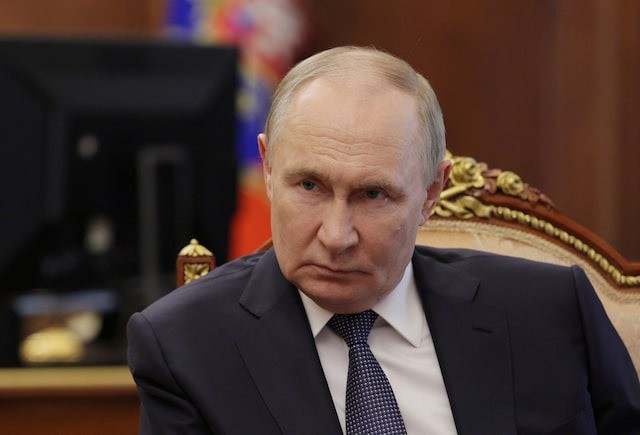 Tổng thống Nga Putin được cho là đang thúc giục Iran chấp thuận ký thỏa thuận hạt nhân không làm giàu uranium với Mỹ. Ảnh: Reuters