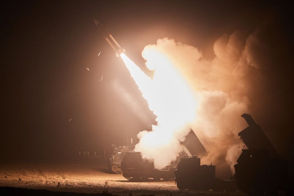 Một hệ thống tên lửa tầm xa được khai hỏa. Ảnh: Atlantic Council