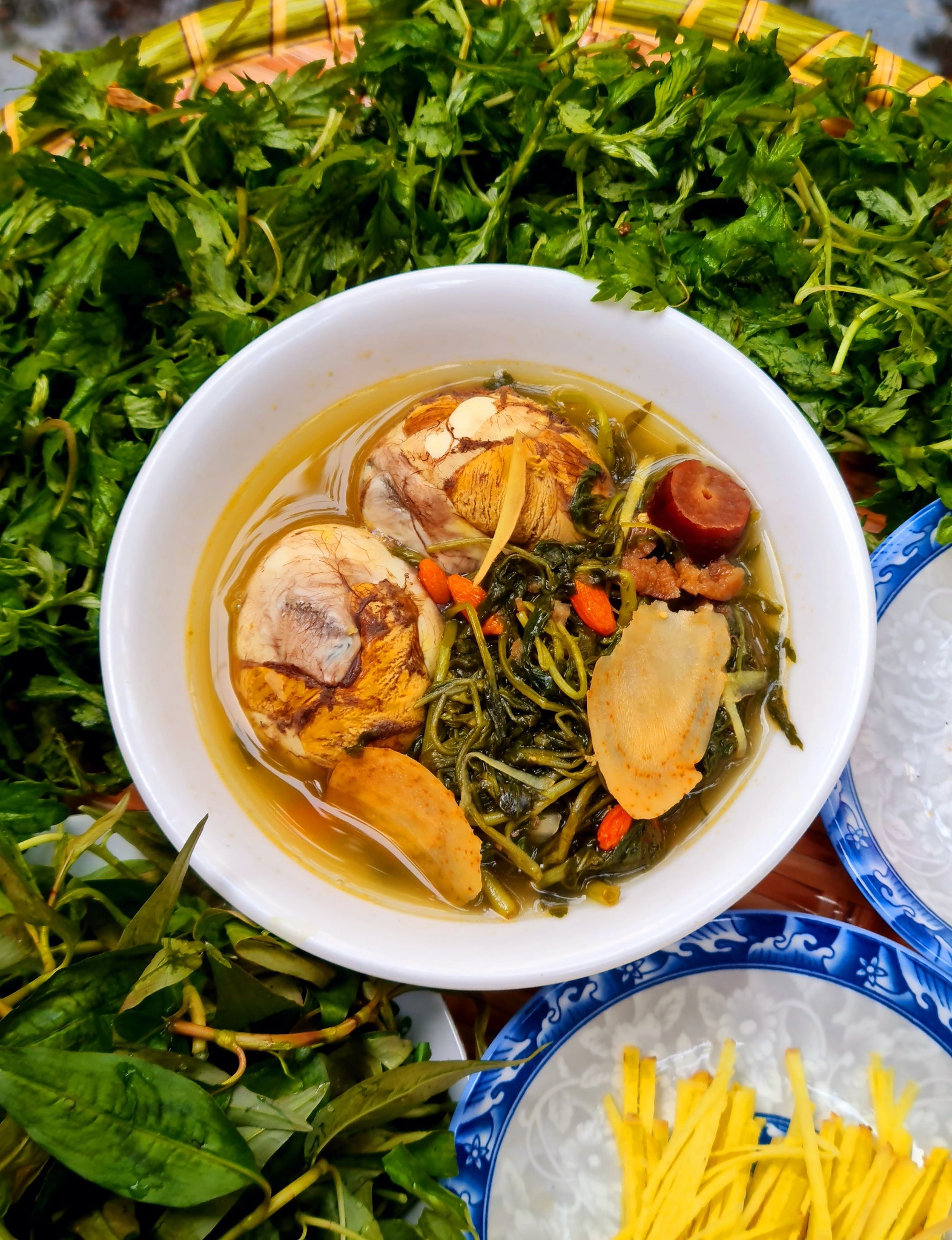 Trứng vịt lộn hầm ngải cứu, nhân sâm ăn kèm với gừng tươi, rau răm rất hợp.