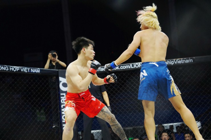 Thành Thoan (quần đỏ) thể hình không bằng nhưng đã khiến Yến Long (quần xanh) phải đi cấp cứu y tế sớm&nbsp;