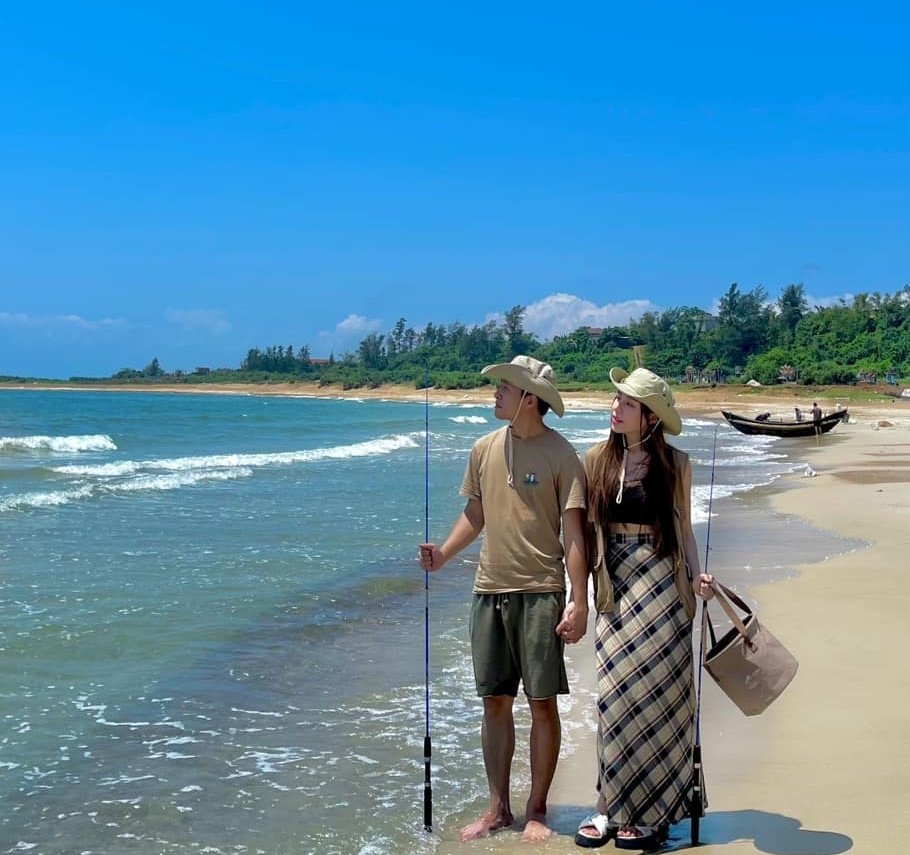 Mũi đá nhô ra bờ biển miền Trung cảnh đẹp hoang sơ, được ví như &#39;viên ngọc ẩn&#39; - 11