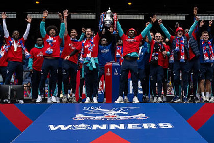 Crystal Palace giành suất dự Europa League vì vô địch FA Cup, nhưng bị đánh tụt xuống Conference League do chung chủ sở hữu với Lyon