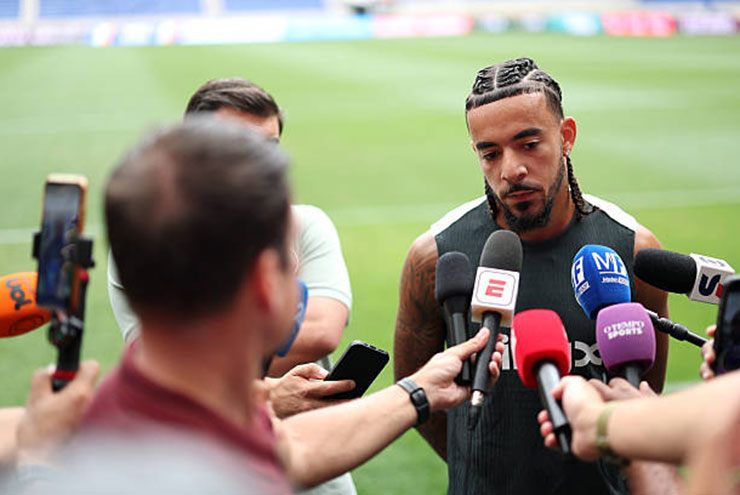 Malo Gusto tiếp xúc với các phóng viên