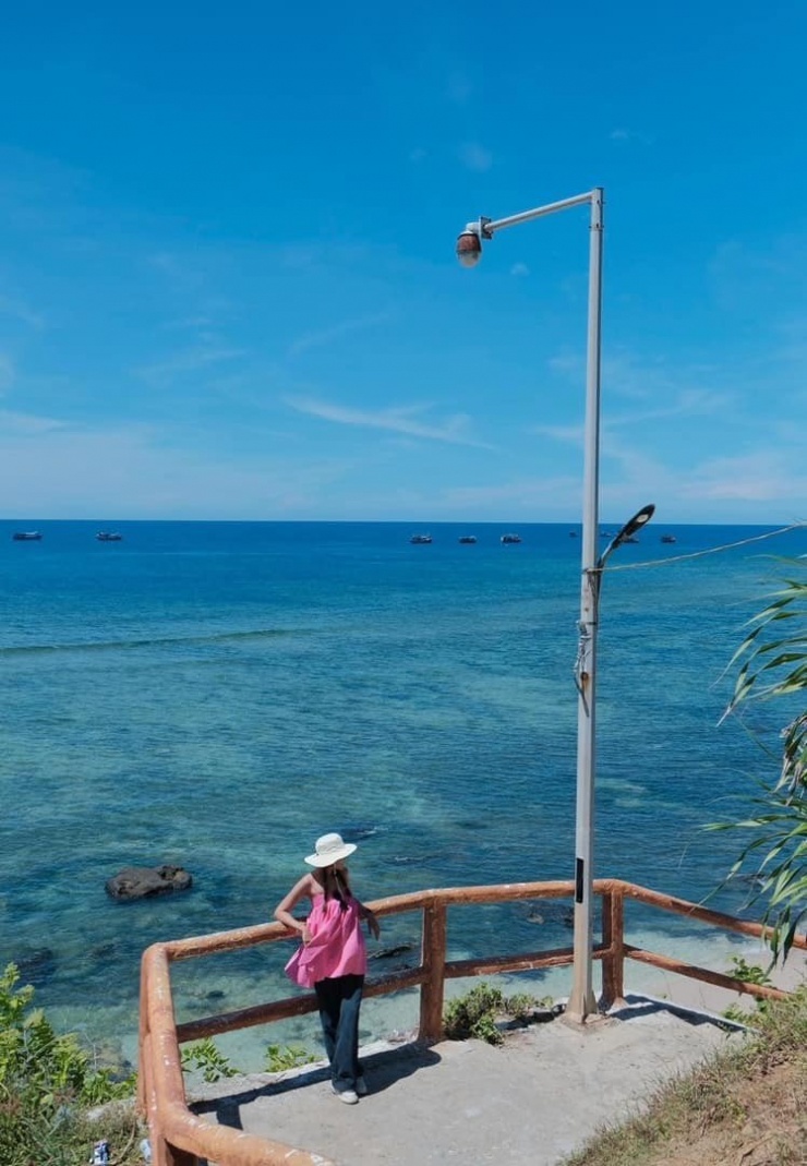 Mỗi điểm đến lại mang một nét riêng nhưng đều giữ được vẻ đẹp hoang sơ, chưa bị du lịch hóa quá mức. Đứng trên miệng núi lửa Thới Lới đã tắt hàng triệu năm, phóng tầm mắt ra xa, thấy biển trời hòa làm một, thấy những ruộng hành, ruộng tỏi nằm gọn trong lòng chảo núi – cảnh tượng ấy đủ khiến mọi mệt mỏi tan biến. Ảnh Trịnh Vân