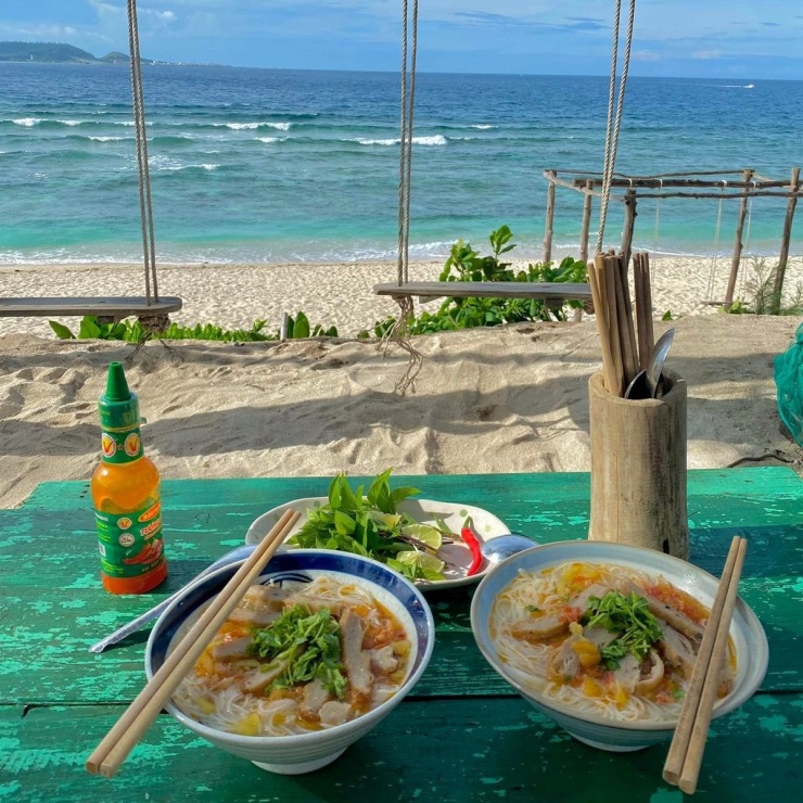 Bên cạnh đó, đảo còn hấp dẫn bởi hải sản tươi rói: cua huỳnh đế chắc thịt, ốc mặt trăng, nhum biển nướng mỡ hành, cá dìa nướng than hồng… Không cần vào nhà hàng sang trọng, chỉ cần một quán nhỏ ven cảng, hay một bếp than nơi homestay, bạn cũng sẽ được phục vụ những bữa ăn đậm đà vị biển.