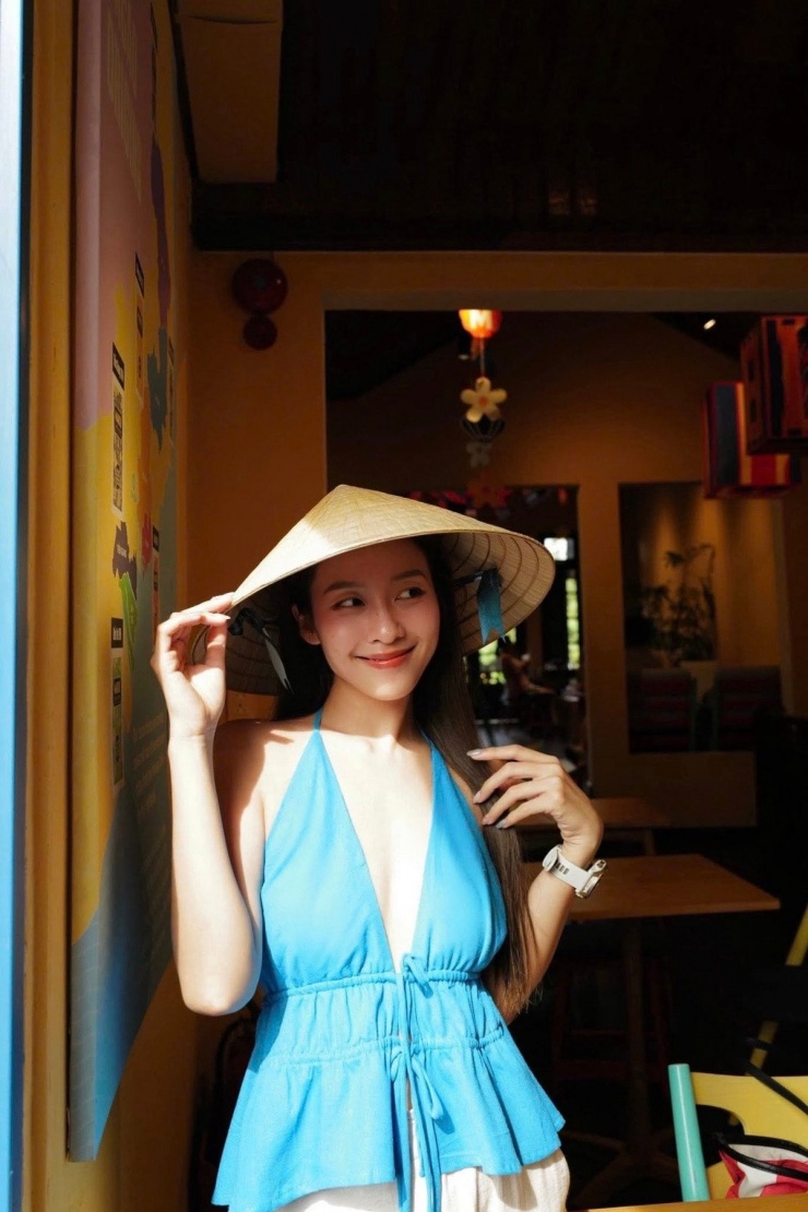 Không chỉ gây ấn tượng với gu thời trang táo bạo, Khả Ngân còn cho thấy thần thái ngày càng chín muồi, sắc sảo và quyến rũ.

