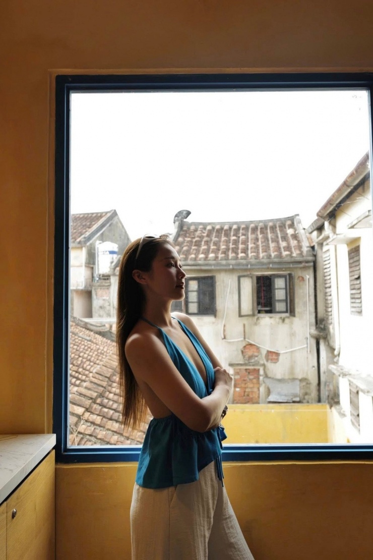 Gương mặt được trang điểm nhẹ nhàng tôn lên những đường nét thanh tú, nụ cười rạng rỡ giúp cô ghi điểm tuyệt đối trong lòng người hâm mộ.

