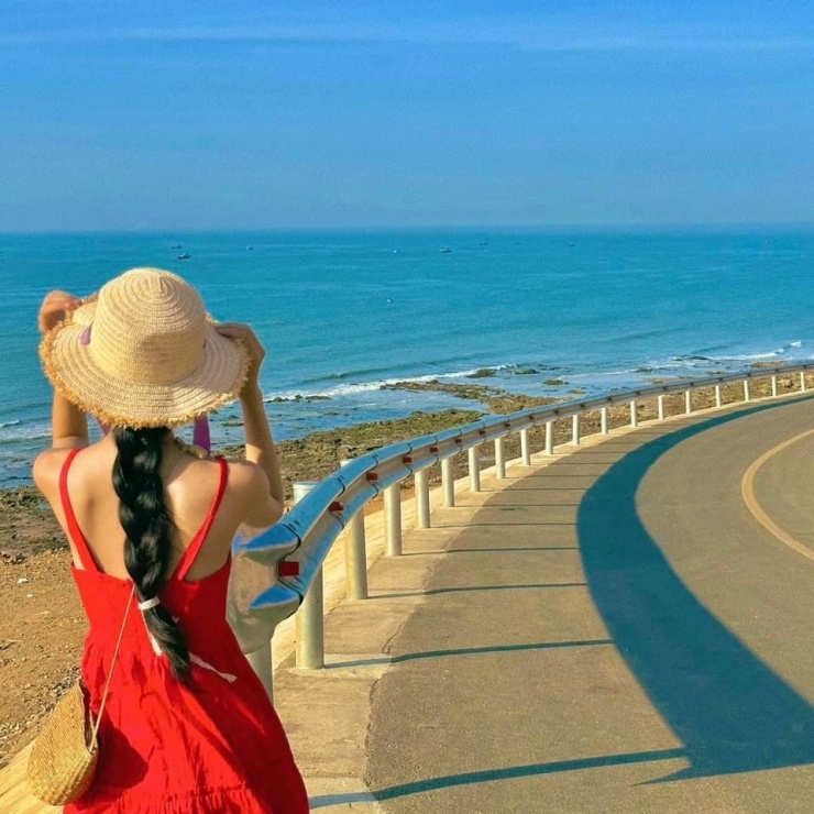 Để có trải nghiệm trọn vẹn tại Dốc Hoàng Hôn, du khách nên đến vào buổi chiều, khoảng từ 16h trở đi – thời điểm lý tưởng để đón ánh hoàng hôn rực rỡ nhất trong ngày. Việc lựa chọn trang phục cũng rất quan trọng, những gam màu sáng sẽ giúp nổi bật hơn trên nền trời chiều lãng mạn, đặc biệt khi chụp ảnh. Ảnh My Tran