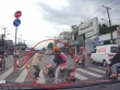 Clip: Đâm người phụ nữ ngã sõng soài, thanh niên đi xe máy bị “dằn mặt” tại chỗ
