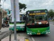 CLIP: Hai xe buýt rượt đuổi, ép nhau văng lên vỉa hè