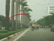 Phạt nặng tài xế điều khiển xe tải 'trèo' qua dải phân cách đường Lê Đức Thọ